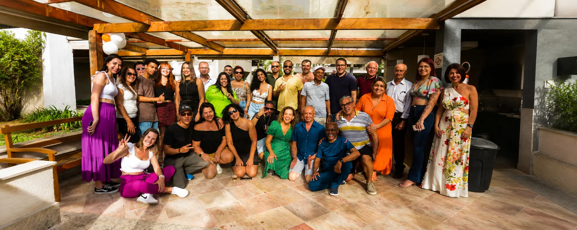 Confraternização de equipe corporativa fotografada em São Paulo